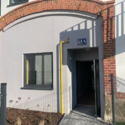 Nowa placówka Matplus we Wrocławiu – dzieci uczące się matematyki, wejśce do placówki