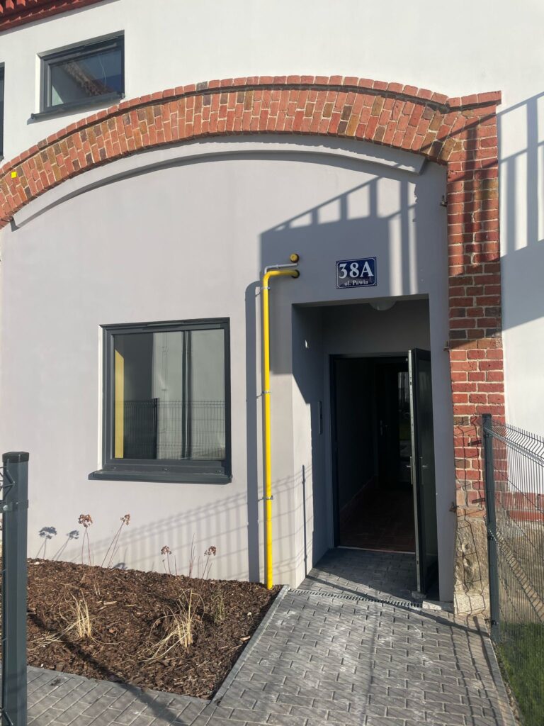 Nowa plac&oacute;wka Matplus we Wrocławiu &ndash; dzieci uczące się matematyki, wejśce do plac&oacute;wki
